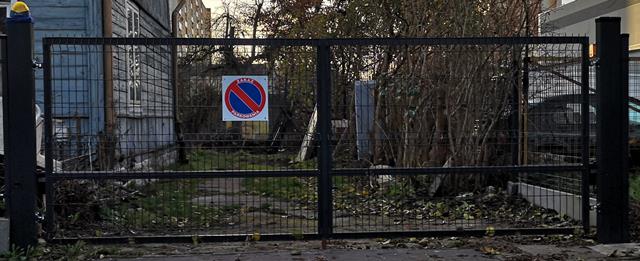 czarna dwuskrzydłowa brama otwierana na zewnątrz